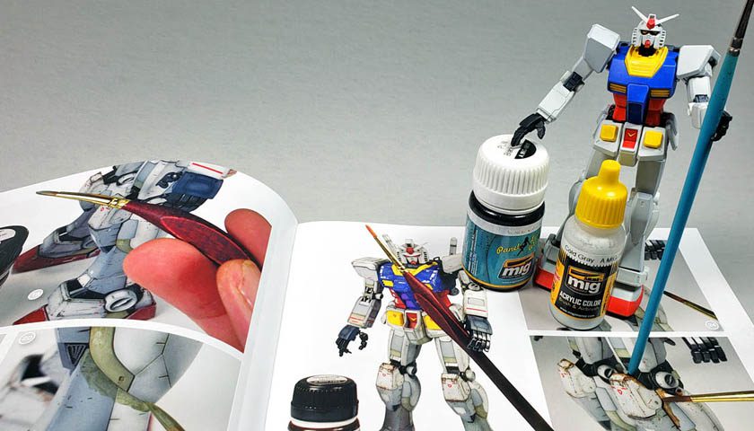 Bandai 1/144 HGUC RX-78-2: Primary Colors, And Weathering By The Book